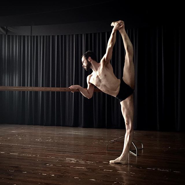 MazzurcoAndrea's tweet photo. Saturday ... at WORK!💪🏻
#follow #insta_global #instadaily #instago #instagramhub #instatalent #me #photooftheday #balletlove #balletlife #instadance #maledancer #instaballet #boysofballet #muscle #andreamazzurcodancer #ballet #dancer  #strongman #ins… https://t.co/D9QuPHIMaX https://t.co/gAb5o39isS