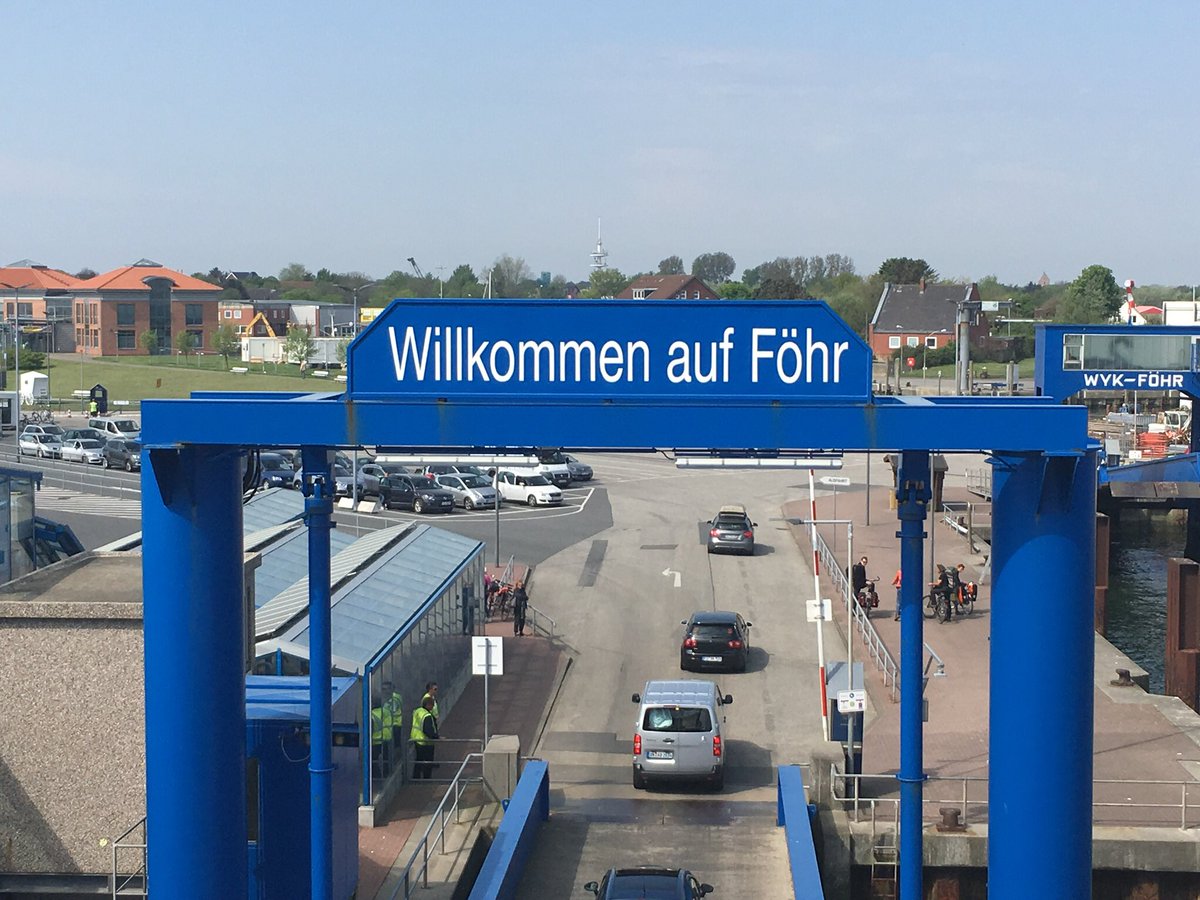MirjamBauer's tweet photo. Im Inselboten auf der Titelseite plus Bericht auf Seite 7: @westerfellhaus Besuch in der Inselklinik Föhr-Amrum zu 15 Jahren #Suenjhaid https://t.co/nnfcseoSzZ