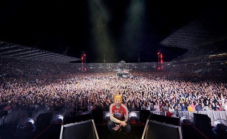 AlanMcC82's tweet photo. This is the Exact Moment when #EdSheeran Posed for his #EdCork #EdIrishTour Fans (and the Outcome of that photo too!!) in a SOLD OUT #Night1 @PaircUiCha0imh on Friday 4th May 2018!!! ๐๐ฒ๐ธ๐ดโช๏ธ๐ฎ๐ช๐๐ป๐๐ป๐๐ป๐๐ป @Ed_Sheerleaders #EdGalway #EdSheeranBelfast #EdSheeranDublin https://t.co/6YIHcc8WFo
