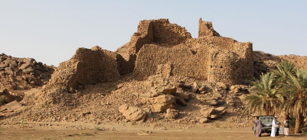 4th century pagan & christian nubia fortresses first el-Khandaq https://medievalsaiproject.wordpress.com/2017/12/31/sudan-nubia-21/second is ez zuma (?) plus others https://www.archaeology.wiki/blog/2016/08/01/riddle-defensive-structures-middle-nile-solved/