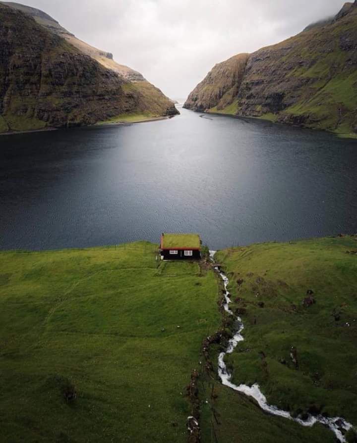 Un paraje idílico de las islas Feroe, pequeño archipiélago en el Atlántico Norte, entre Escocia, Noruega e Islandia. 

«Vale la pena haber nacido 
sólo por oír pasar el viento»

Fernando Pessoa

<a href="/MillonRando/">Lourdes Millón Rando</a>
#photography #foto
Sonia Azul Sanchez