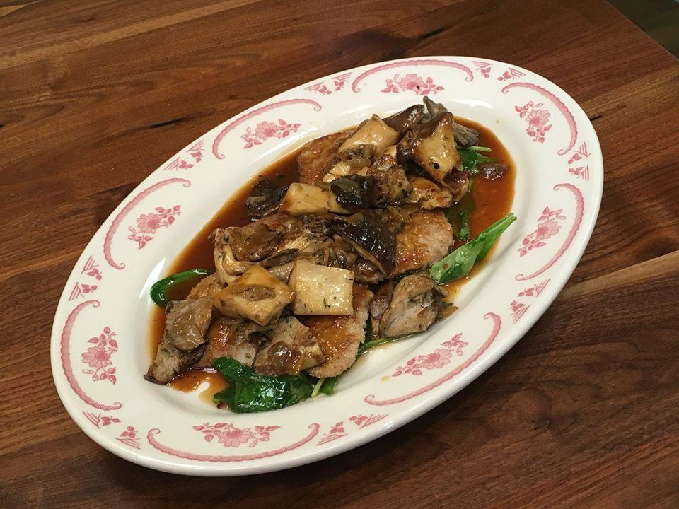 Maggianos's tweet photo. What makes our Featured Veal Madeira so delicious? Four tender juicy pieces of veal layered with Madeira demi glaze, caramelized onions, and roasted mushrooms. #Maggianos #MayFeatures https://t.co/ixJYLubCVq