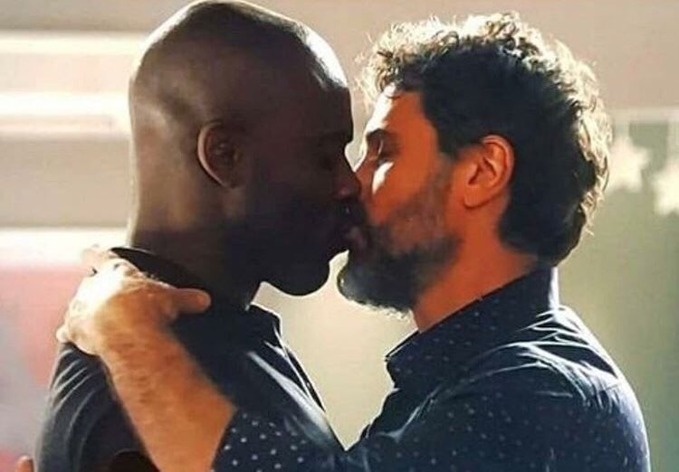 jovembrazil's tweet photo. cena de casal hétero expressando seu amor / cena de casal gay expressando seu amor #OOutroLadoDoParaisoFinal https://t.co/yvNSKj0zla