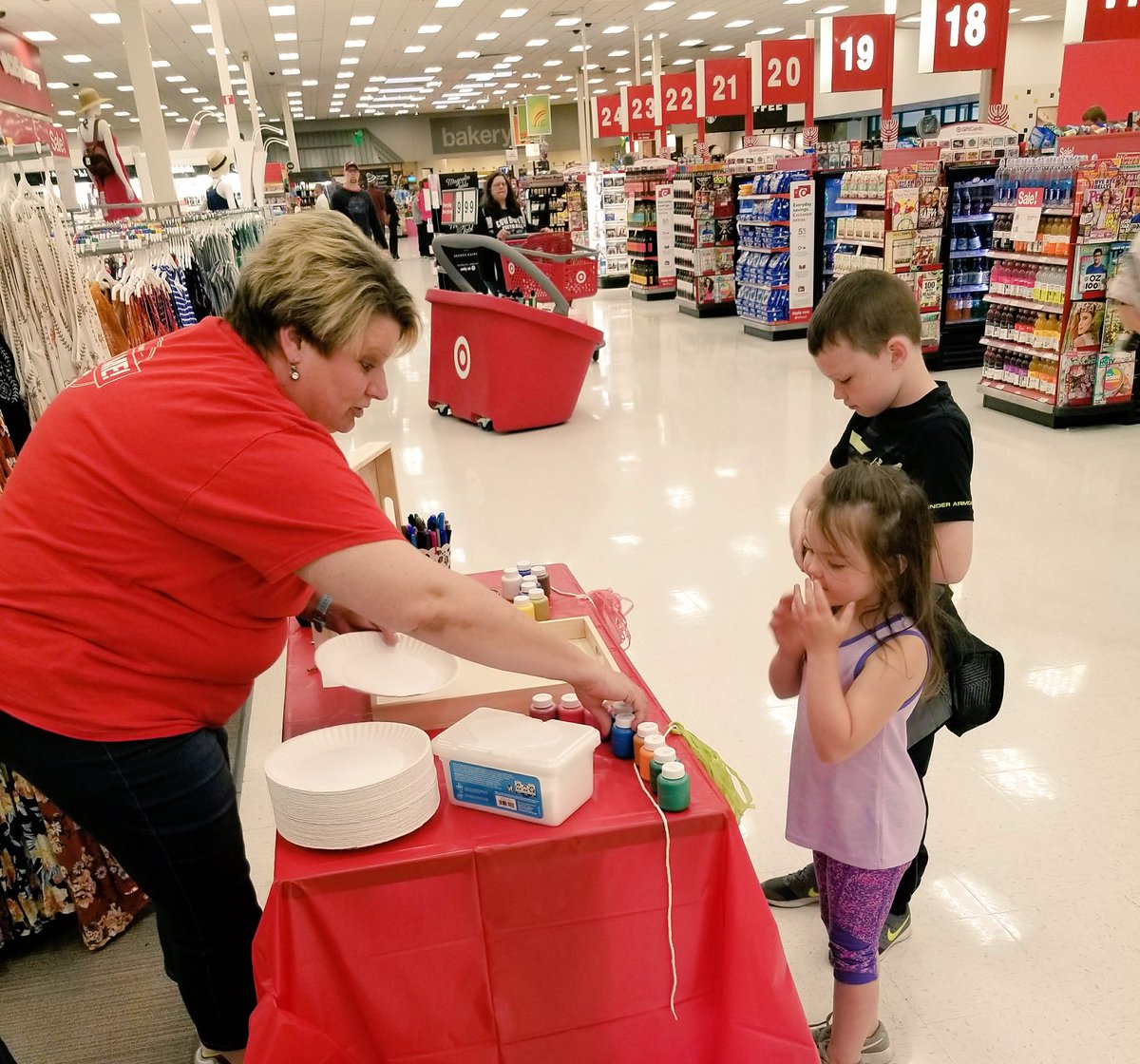 GrantAlexandia's tweet photo. #MothersDay homemade event #T1767 breakfast-in-bed tray! #lovemom #painting 🎨😊❤️#HappyMothersDay @Ryan9Perry @Sophia_Target https://t.co/P92HncUs4n