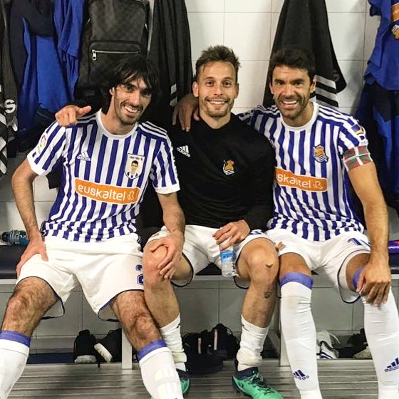 SergioCanales's tweet photo. Compañeros y, sobre todo, AMIGOS. El fútbol necesita gente como vosotros sin ninguna duda. Gracias para siempre, Capitano, y gracias para siempre, Txarlo. https://t.co/BXYP9TcL8M