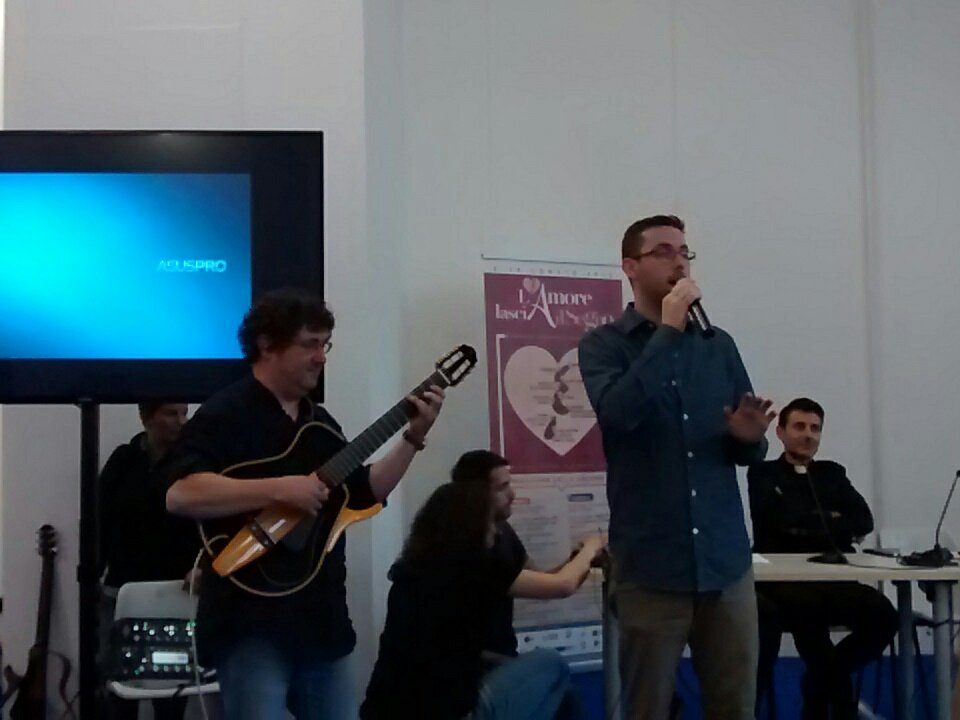 EffataEditrice's tweet photo. Per #lamorelasciailsegno al #SalTo18  anche Marco Maccarelli e Mauro Tabasso del @SermigTorino con i #giovani verso il @sinodo2018 https://t.co/QzIQLfJLUJ