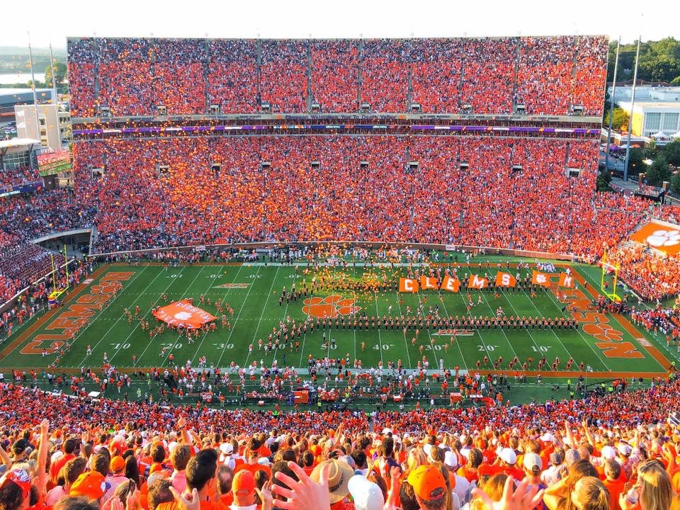 901_sxvxge's tweet photo. Blessed to receive an offer from Clemson University 🙏🏽 #DaSavageWay @coachski_ @johnvarlas @RivalsJohnson @Football_BCS https://t.co/dlmh0lNwY1