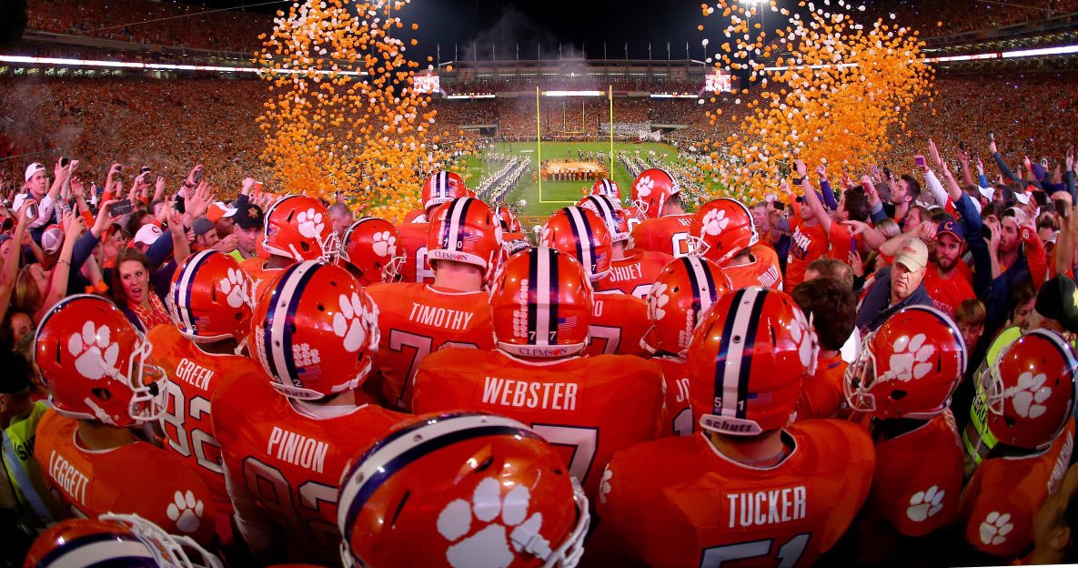 901_sxvxge's tweet photo. Blessed to receive an offer from Clemson University 🙏🏽 #DaSavageWay @coachski_ @johnvarlas @RivalsJohnson @Football_BCS https://t.co/dlmh0lNwY1