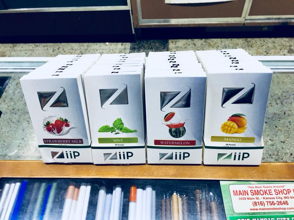 kcheadshop's tweet photo. Ziip pods compatible with Juul devices! 1 ziip pos contains 1 ml. 1 pod is equivalent to one pack of cigarettes.
.
.
#ZiipPods #Juul #Vaporisers #Vapepen #VapeShop #VapeShopKansasCity #cigarettes #Ecigarettes #KCMO #EMods #Pipes #HeadShop #SmokeShopKansasCity #HeadShopKansasCity https://t.co/Dr2Y42vyGA