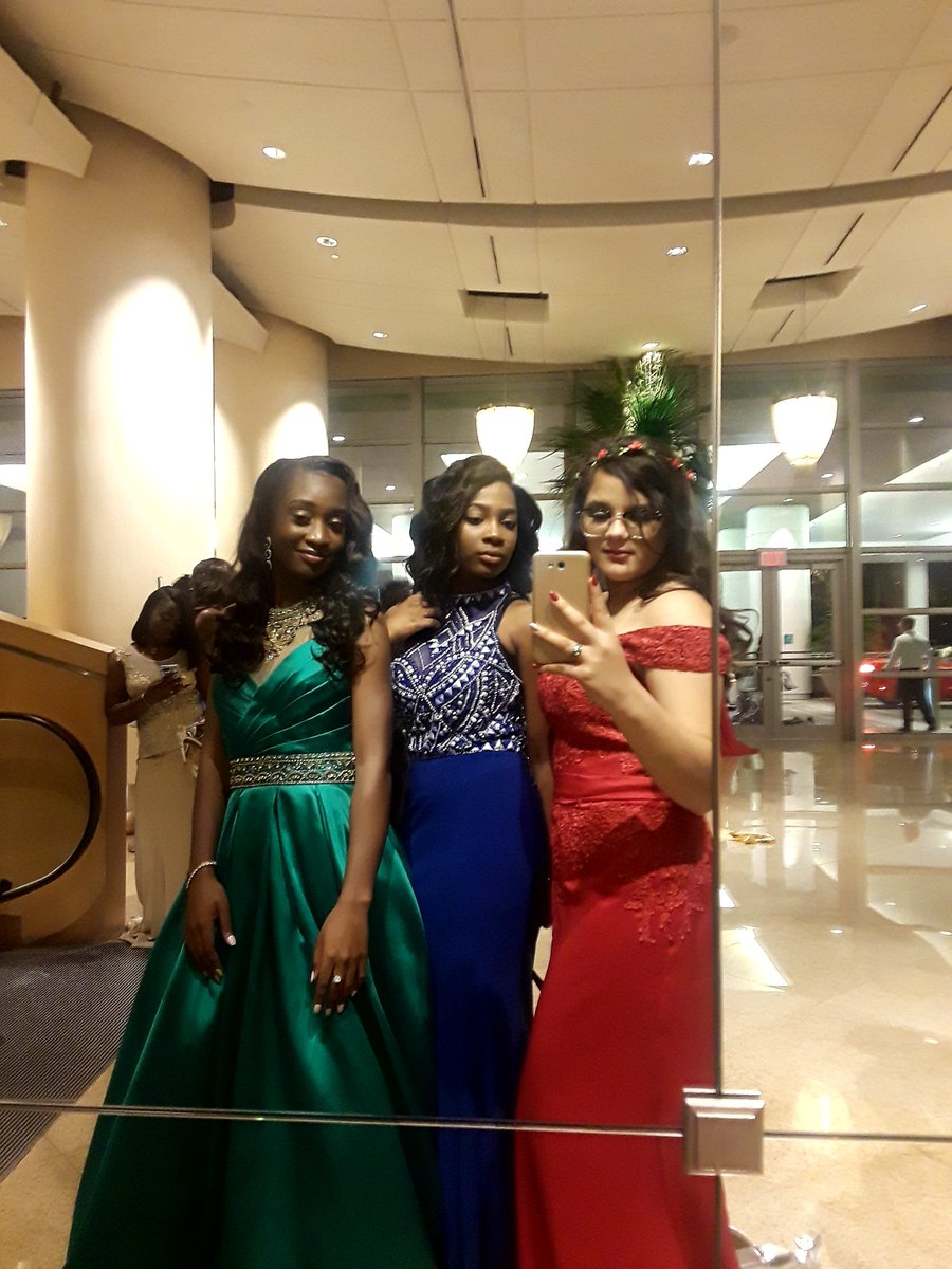 abigailarnina's tweet photo. My friends were so prettyy ๐โค #FLHSprom2k18 #prom2k18 https://t.co/iLRiSwObN3