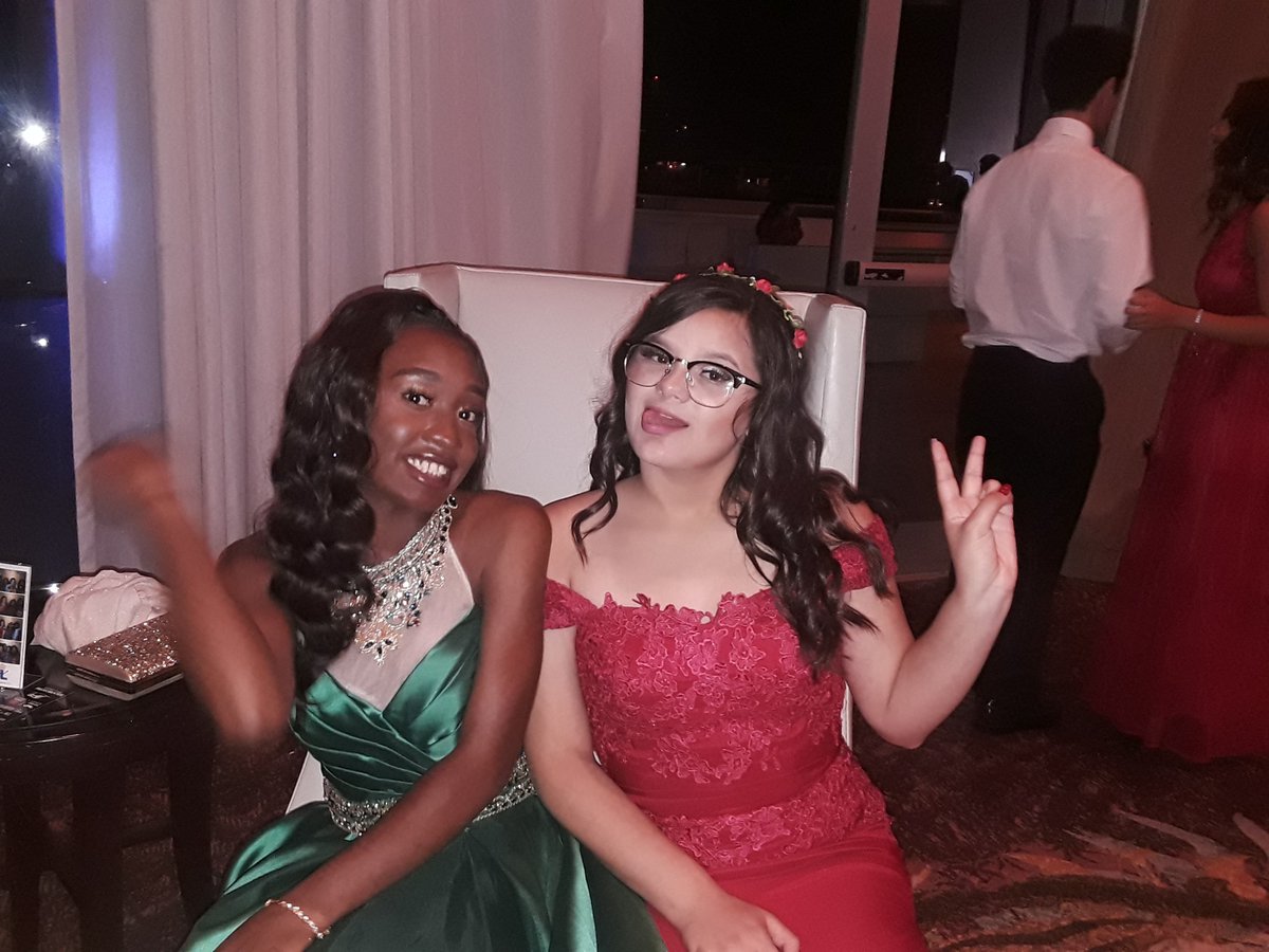 abigailarnina's tweet photo. My friends were so prettyy ๐โค #FLHSprom2k18 #prom2k18 https://t.co/iLRiSwObN3