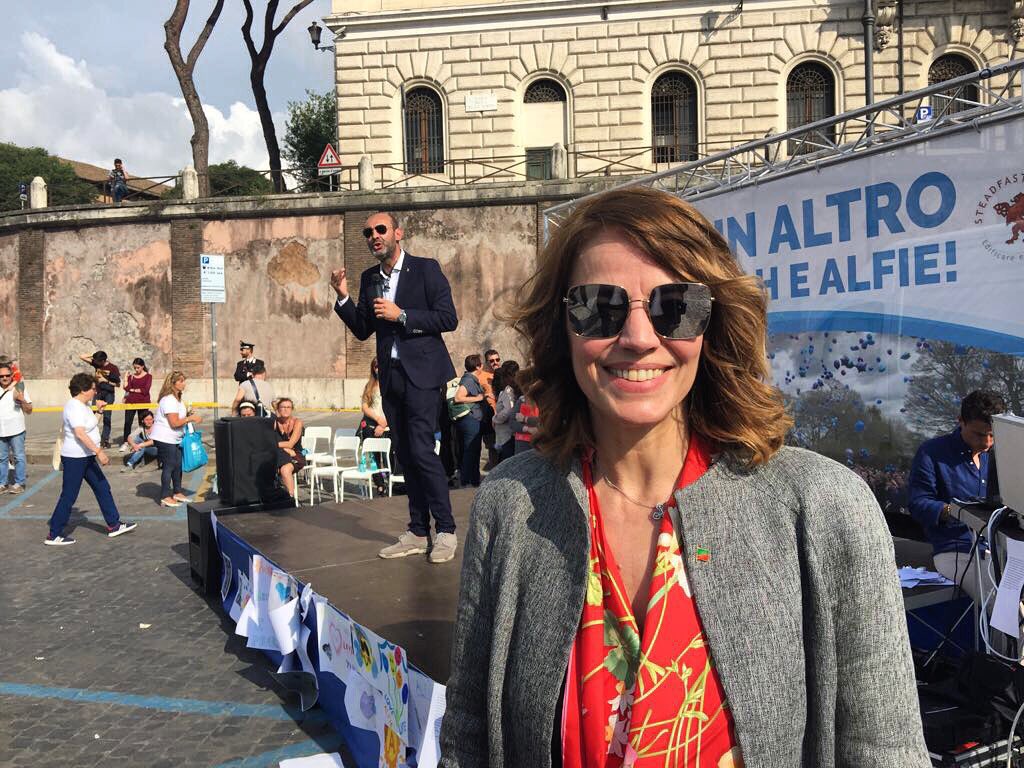 EGardini's tweet image. Come scrive Hannah Arendt ci sono cose che non possono essere lasciate alla decisione di pochi, siano essi politici o scienziati, ma sulle quali tutta la società è chiamata a riflettere e decidere.Ognuno di noi deve essere in prima linea sul tema della vita #Alfie #Roma #12maggio