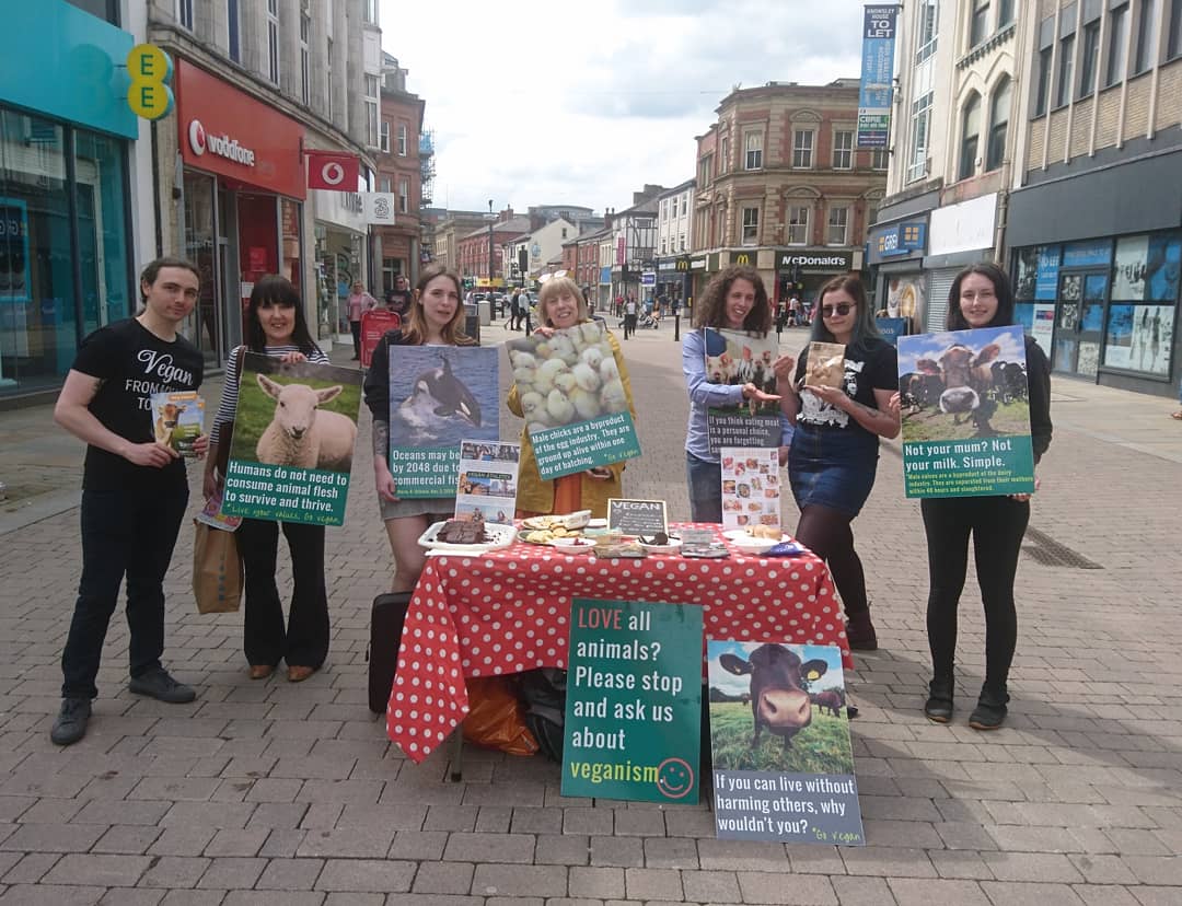 BoltonChickSave's tweet photo. Thank you to everyone who joined us this afternoon 😊☀

Lots of people stopped to try our vegan treats and many were already interested in becoming vegan!

Afterwards we enjoyed some some lovely vegan food at The Kitchen on Great Moor Street 😋 https://t.co/89eZ1IUHNy