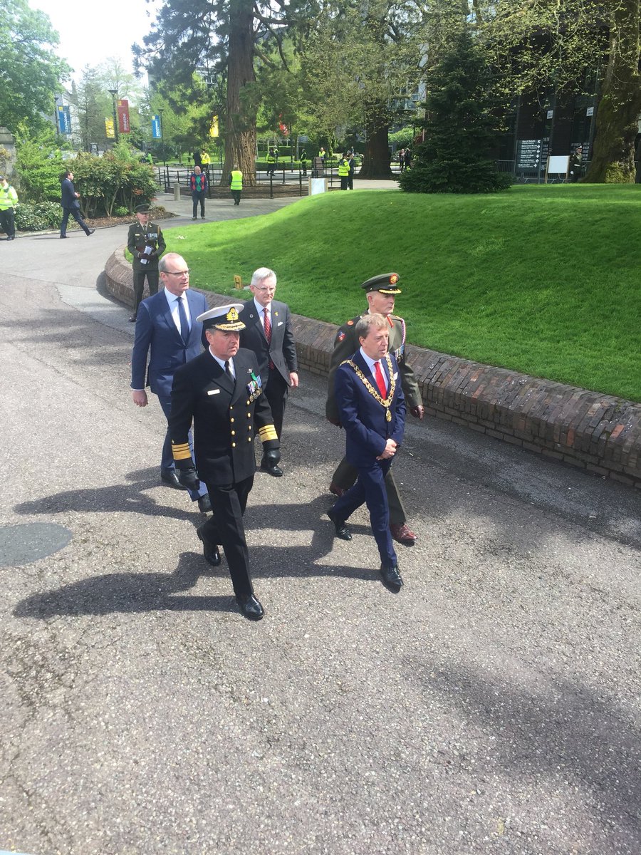 mark_mellett's tweet photo. Moving ceremony for #NationalFamineCommemoration2018 @UCC led by President M D. Higgins @PresidentIRL with An Tánaiste @simoncoveney, @Tfitzgeraldcork &amp; @osheaucc. Very proud of the over 200 @defenceforces women &amp; men who with so many agencies #InspirePride &amp; #StrentgentheNation https://t.co/WnwCDonrqE