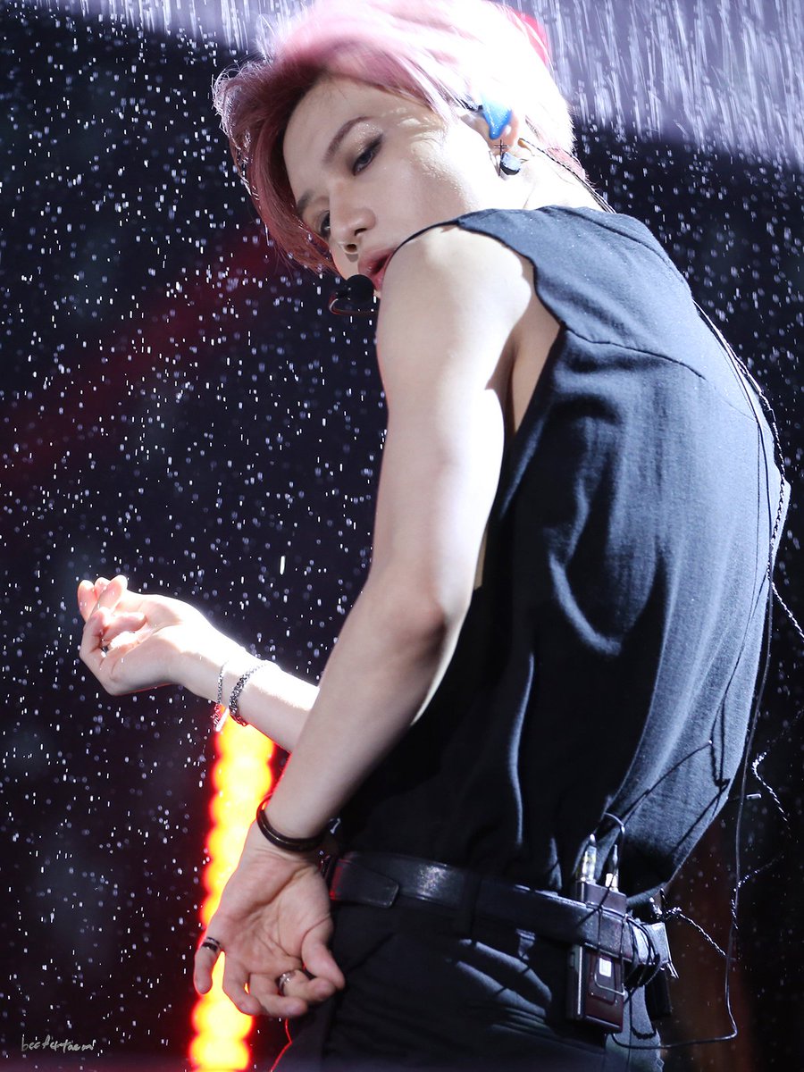 beef4taem's tweet photo. 180512 드림콘서트 #태민 #テミン #TAEMIN 빗속의 태민❣ https://t.co/IHu98y3gbI
