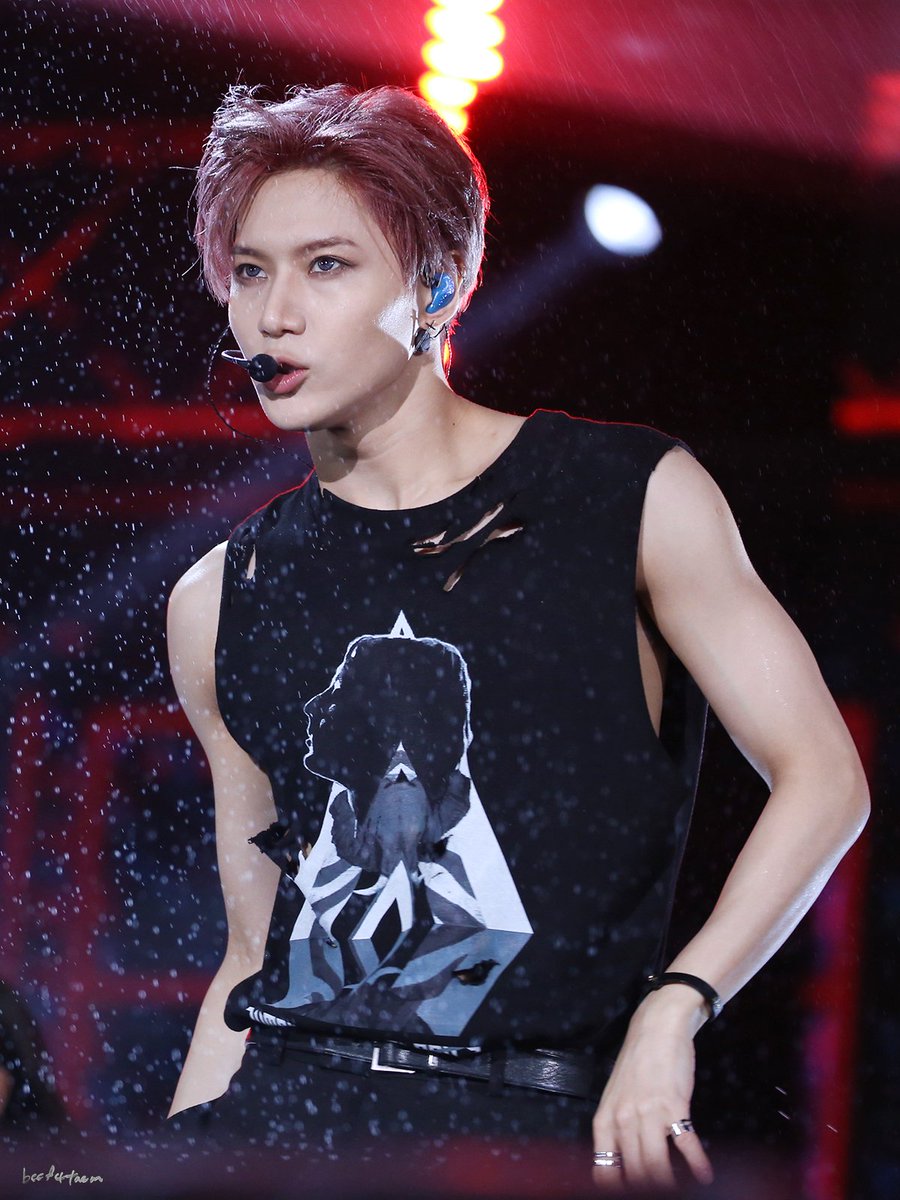 beef4taem's tweet photo. 180512 드림콘서트 #태민 #テミン #TAEMIN 빗속의 태민❣ https://t.co/IHu98y3gbI