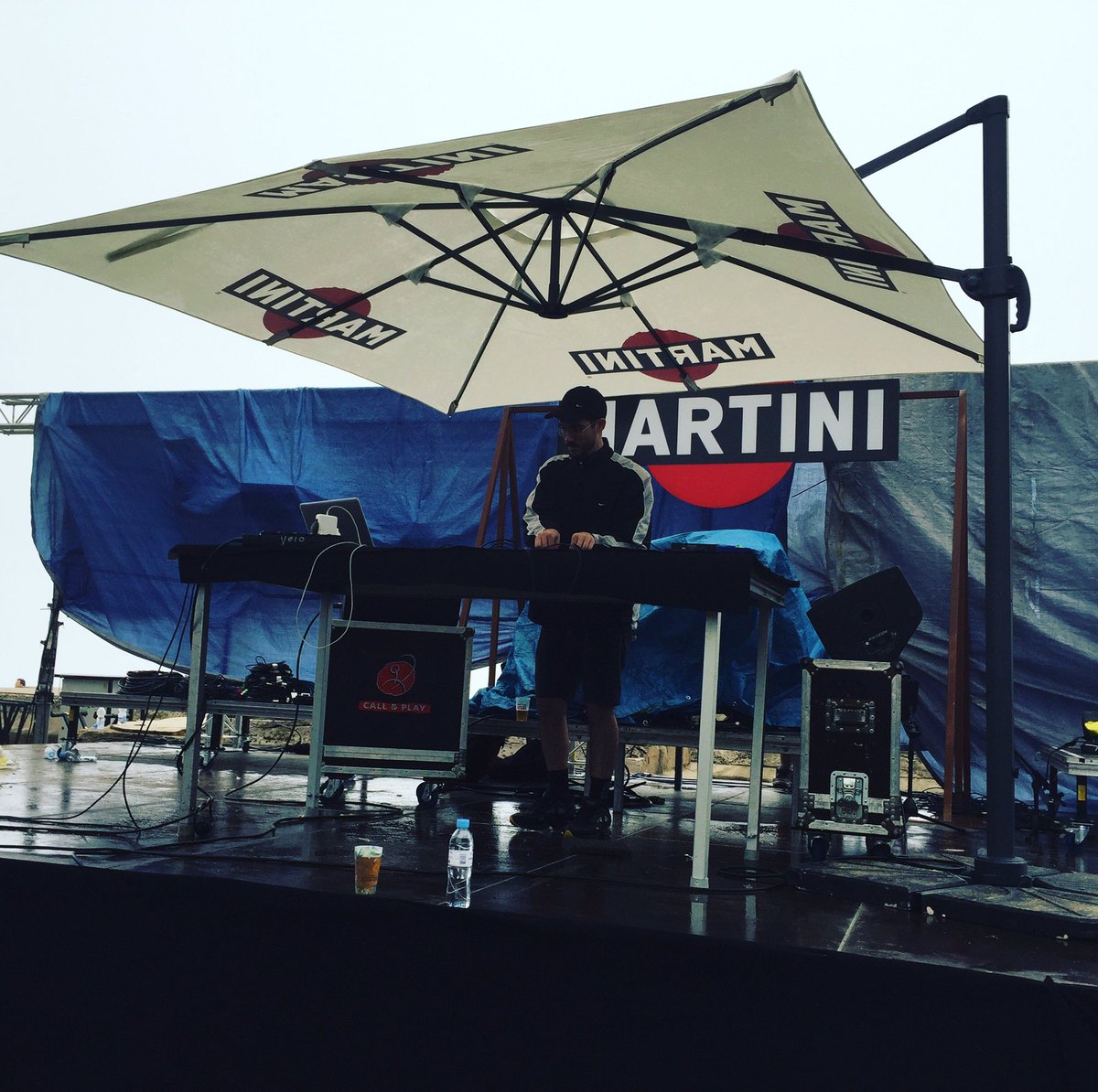 ¡Si tu no tienes miedo de la lluvia nuestros músicos tampoco! <a href="/inner_cut/">InnerCut</a> Dj Set ahora mismo en #PlayWithTime by <a href="/martini/">martini, r.</a> #VermutSolidario #Vs12