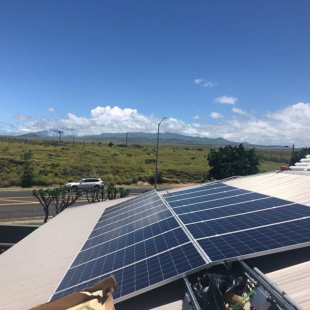 JulieZiemelis's tweet photo. I’m helping a friend install solar panels today and have to admit the blue skies and clear view of Mauna Kea make it a bit easier. When you live in Hawaii, you do what it takes to pay for your next mai tai! #DirtyJobs #MakingMoney #LifeInHawaii #SolarPan… https://t.co/E6XeaXYuPd https://t.co/qGHp3gZI3C