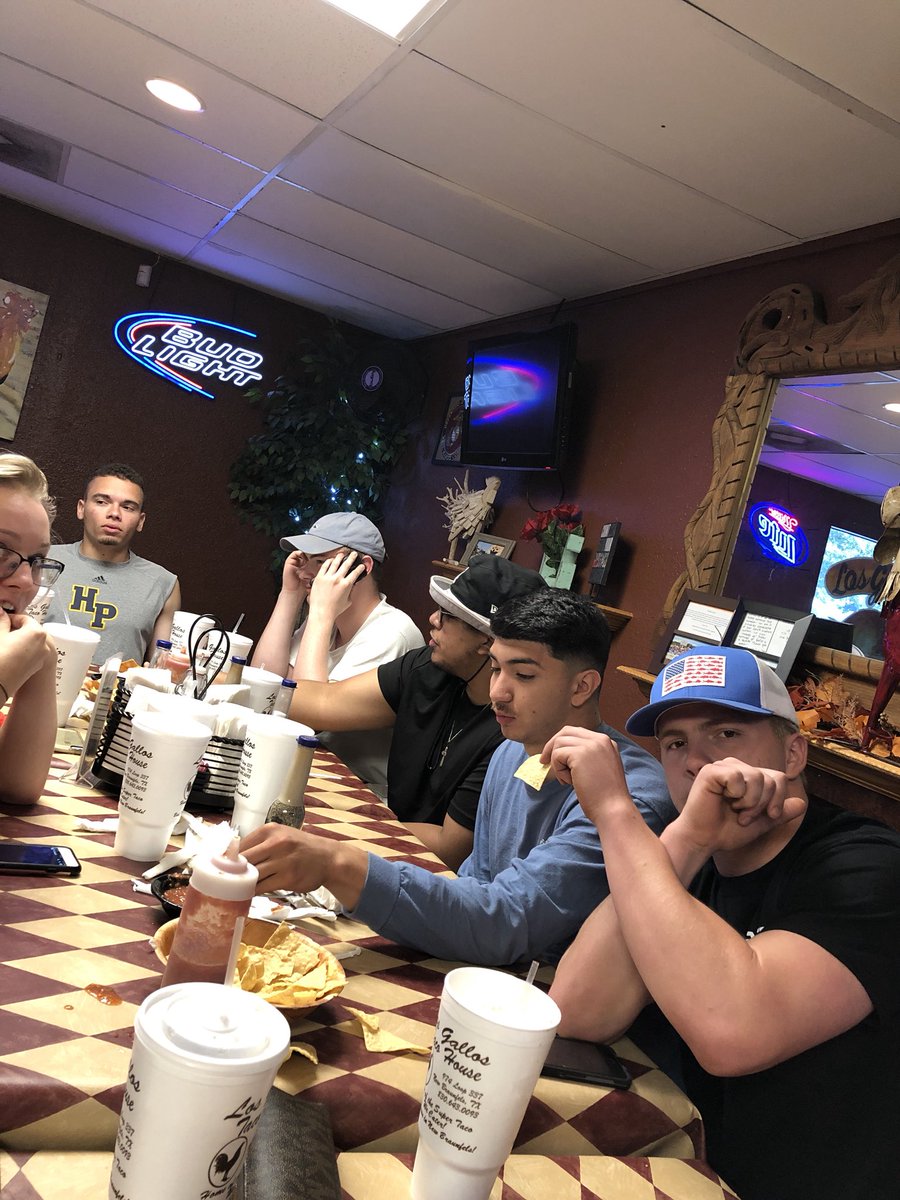 ZETACHI1992ZX's tweet photo. Another river trip in the books! Thanks for @ChiAlphaOmega02 for joining. We had a blast!! #traditions #StingEmHPU #ZXFY https://t.co/pGVr37gyGo