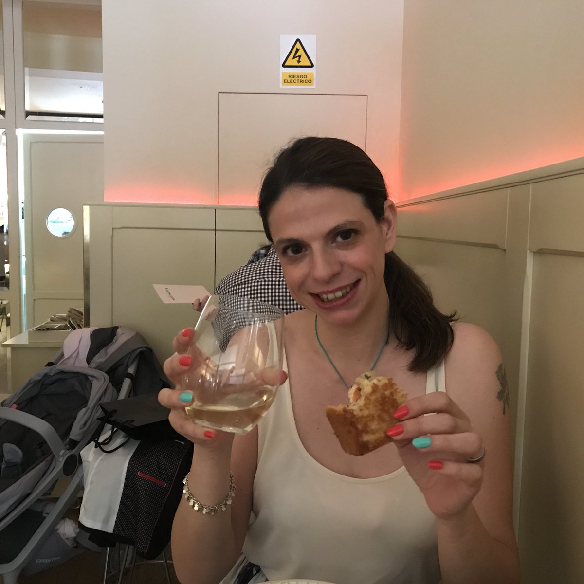 jmjarabo's tweet photo. #funny #moments with #good #french #wine and #lobster #roll in @LobsterieMad #madrid #chueca #cuisine #restaurant #restaurante #robsterroll #withewine #vin #blanc #vinblanc #cricquet https://t.co/bIJmXzp9AT