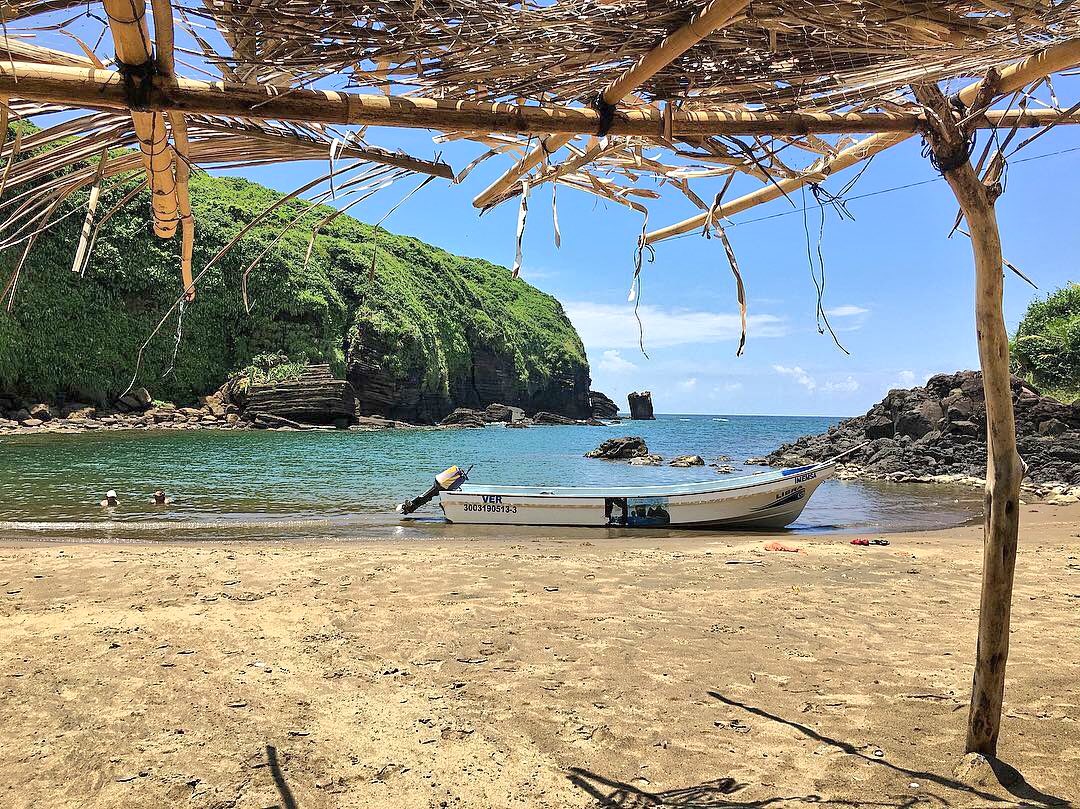 Playa Escondida se ubica en la zona de Los Tuxtlas.