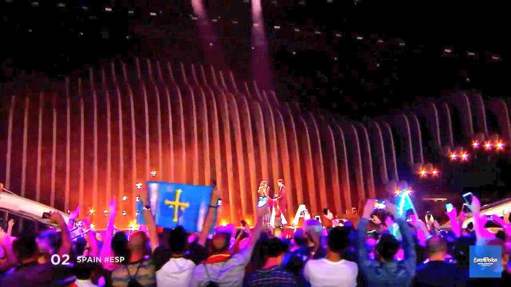 ALPLATU's tweet photo. Esa bandera ASTURIANA es clave para que recordemos que si no ye por nosotros el certamen no se llamaría Eurovisión sino la Arabian Dance Club. https://t.co/BsrL7MUWat