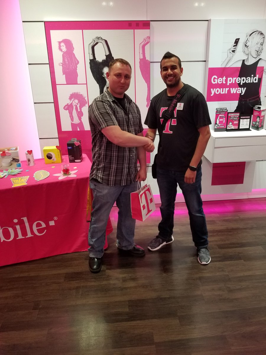 kenlee2510's tweet photo. @wiqasali takes care of our Miliatry personal with 2 new lines. #byebyeatt @lpetrone9 @JohnLegere @JonFreier @thayesnet @eallen007 @TMobile https://t.co/o5Waqo5jIL