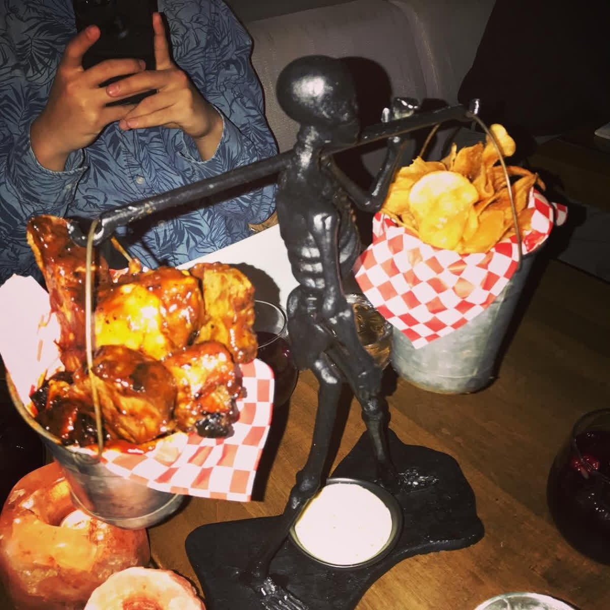 Barton_G_LA's tweet photo. Who says you can't find good barbecue in Los Angeles? We beg to differ. 
📸: @kupua
#bbq #bbqribs #bartong #bartongla #foodporn #foodie #losAngeles #laEats #whereElse #barbeque #fingerLicking #theBest #soGood #comeAndGetIt #dinnertainment #mostInstagrammed https://t.co/kydlSujQOy