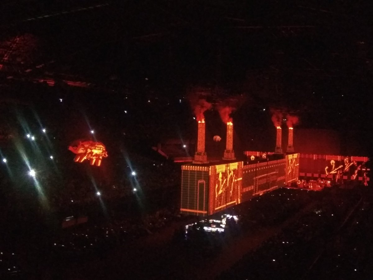 FabiusCameli's tweet photo. "Pigs rule the world" Roger Waters @Just_pinkfloyd @rogerwaters #Resist #rock #resilience #PinkFloyd https://t.co/GpPDZGzcZ1