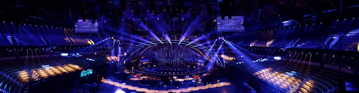 ThatPeterHayes's tweet photo. Final tech numbers for #Eurovision:

2,632 lights, 3,150m of LED strip, 200km of power cable, 220 tonnes of rigging, 19 Cameras, 2 OB Trucks, 225 Operators on the night, 232 mics, 239 speakers, 23 Lighting and Sound Desks, 2 pyro desks, 500 radios, 8Gbits of bandwidth  #AllAboard https://t.co/MRAQ1Iok93