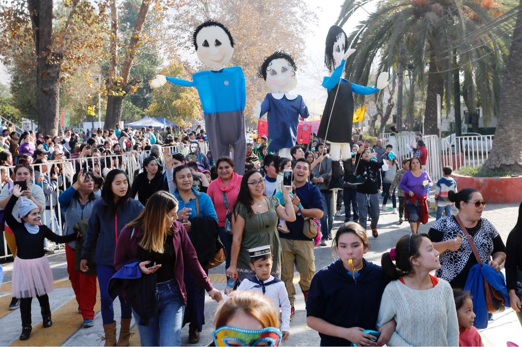 Muni_Renca's tweet photo. ¡En #Renca la vida es más linda en comunidad! Revisa aquí https://t.co/MfW2uZtyxu las mejores imágenes del espectacular y masivo #DesfileComunal por el aniversario de los 124 años de nuestra comuna. ¡#RencaOrgullosa de sus tradiciones! https://t.co/lw4YmdguQ6