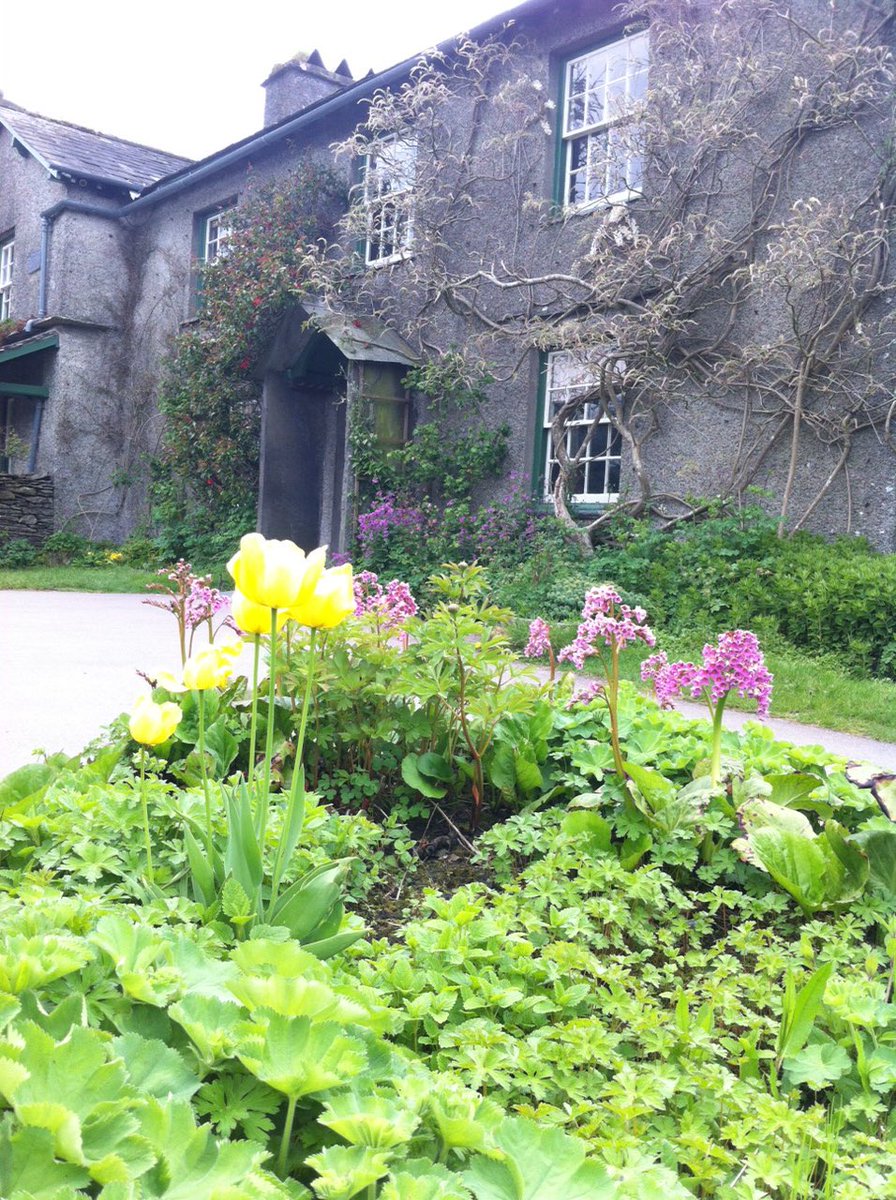 AndreaLGale2's tweet photo. Pottering around the gorgeous garden at Hill Top, just another week or two to perfection #BeatrixPotter #CottageGarden #HillTop #NearSawrey #TheLakeDistrict https://t.co/UEuPRQIDmc