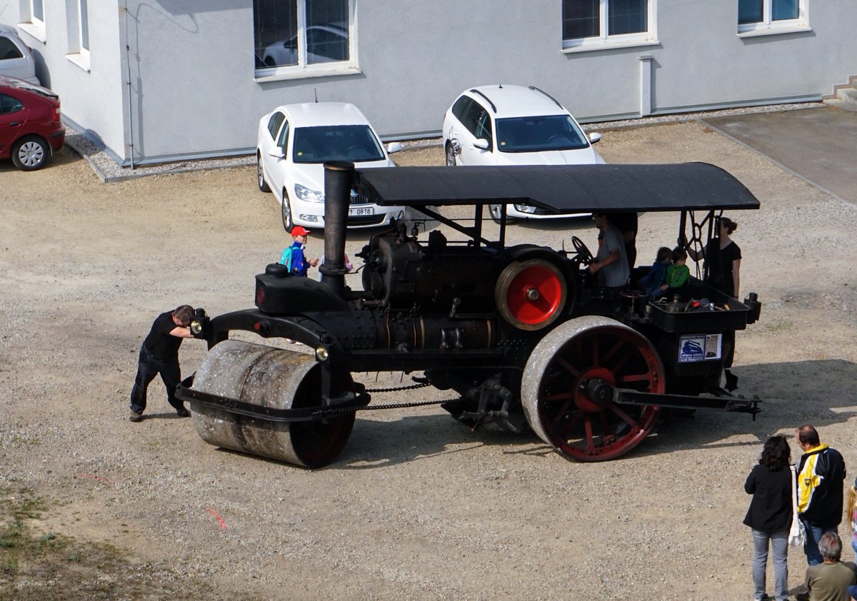 Zpravyzmesta's tweet photo. Krásný výlet do století páry - Parostrojní festival v Holoubkově
Měli tu parní výčep, parní motorky, parní auta a samozřejmě parní válec a parní lokomotivy.
Taková paráda kousek od Plzně :-)
#holoubkov #turista #steampunk #parnistroj #VisitCZ #festivalpary #Plzen https://t.co/r2QGpqzRPn