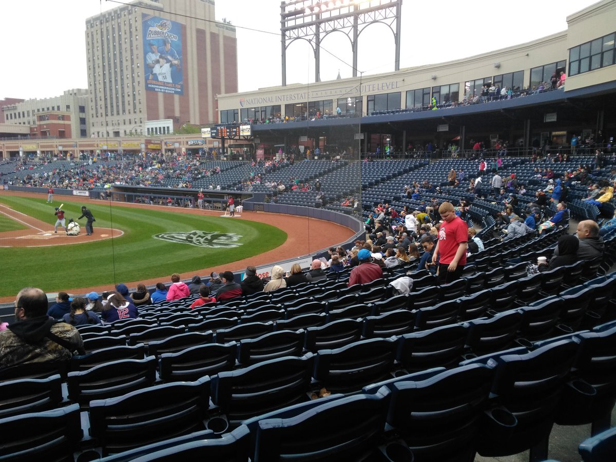 Sykotyk's tweet photo. Second pitch of the game. Souvenir giveaway and fireworks night. 58F and dreary. @EmptySeatsPics #shouldbemore at least you can see where tickets drop in price. https://t.co/NYKviTmKiR