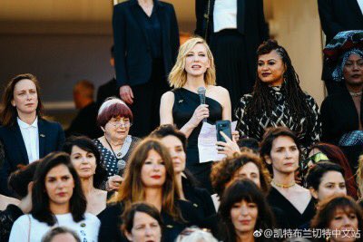 cate_blanchett_'s tweet photo. 오늘 케이트 블란쳇을 비롯해 칸 영화제의 성평등을 외치며 레드카펫에 선 82명의 여성 영화인들. 지난 71년 영화제 역사상 주요 경쟁 부문 선정작품 중 여성 감독이 연출한 영화는 단 82편임을 나타내기 위해 82명이 참석했다. (그간 주요 경쟁 부문에 진출한 남성 감독의 작품은 1,645편) https://t.co/q9QLghN5lS