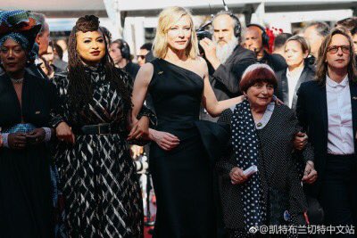 cate_blanchett_'s tweet photo. 오늘 케이트 블란쳇을 비롯해 칸 영화제의 성평등을 외치며 레드카펫에 선 82명의 여성 영화인들. 지난 71년 영화제 역사상 주요 경쟁 부문 선정작품 중 여성 감독이 연출한 영화는 단 82편임을 나타내기 위해 82명이 참석했다. (그간 주요 경쟁 부문에 진출한 남성 감독의 작품은 1,645편) https://t.co/q9QLghN5lS