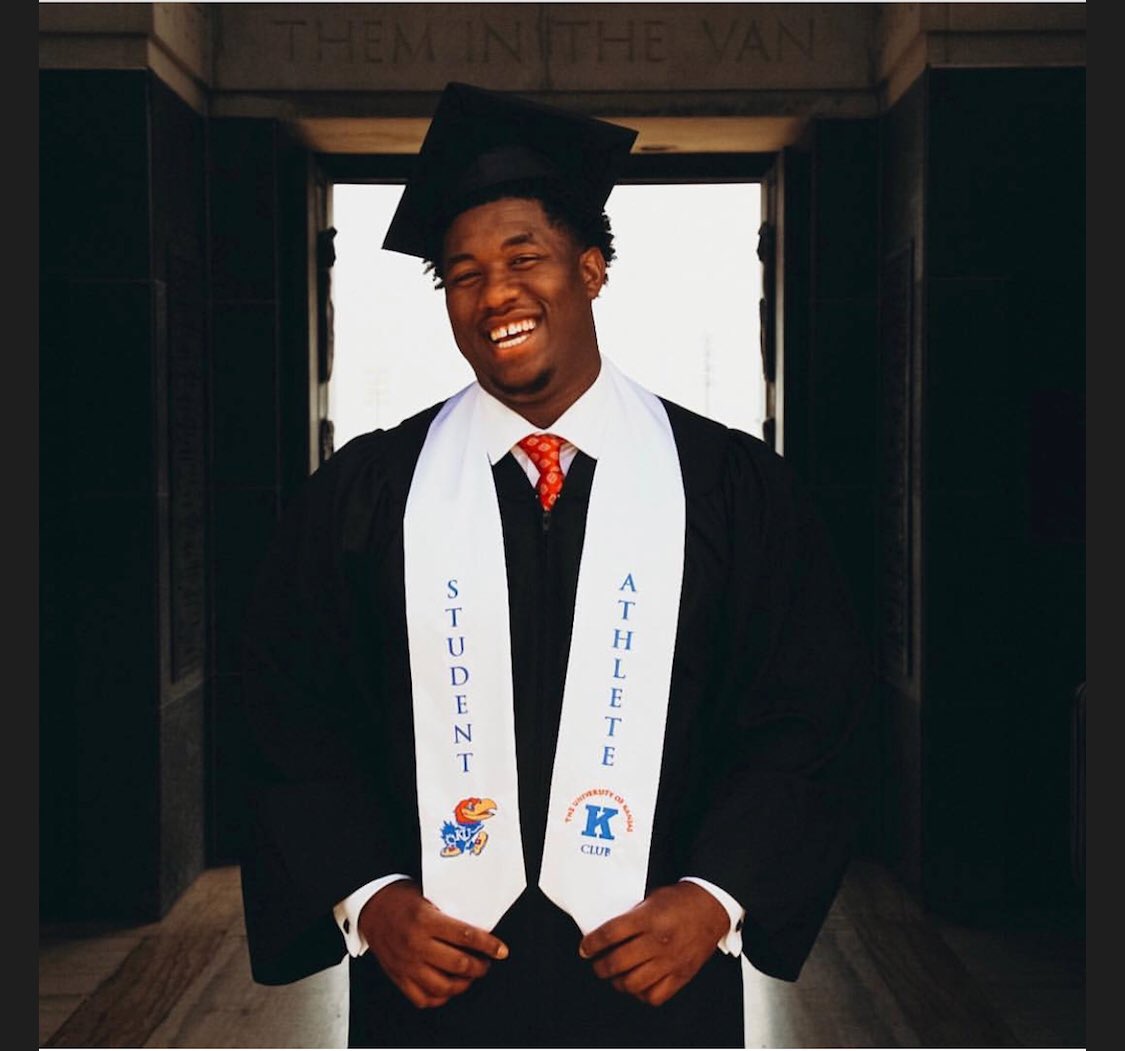 autumnsjs90's tweet photo. Congratulations to @1YOBY client @wisejayhawk on being a student athlete an getting his degree gonna have 10 sacks or more this season but also gonna be a 2019 draft pic continue that wise legacy your pops started 💯💯🙏🏿 https://t.co/3McD98lTma