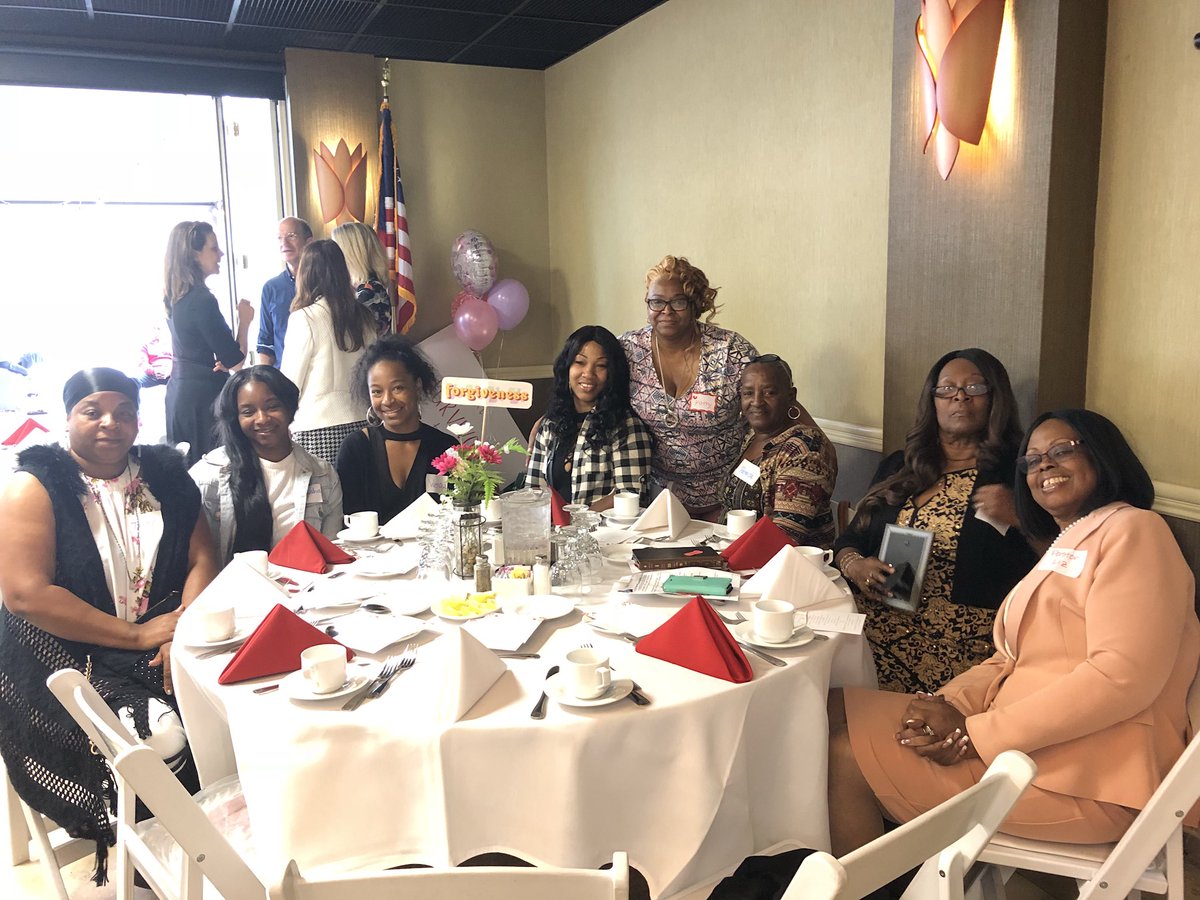 Supporting mothers today and everyday #MendBrokenHearts #MothersDay #LovingHandsCC <a href="/PeteCarroll/">Pete Carroll</a> <a href="/Annenberg_FDN/">Annenberg Foundation</a>