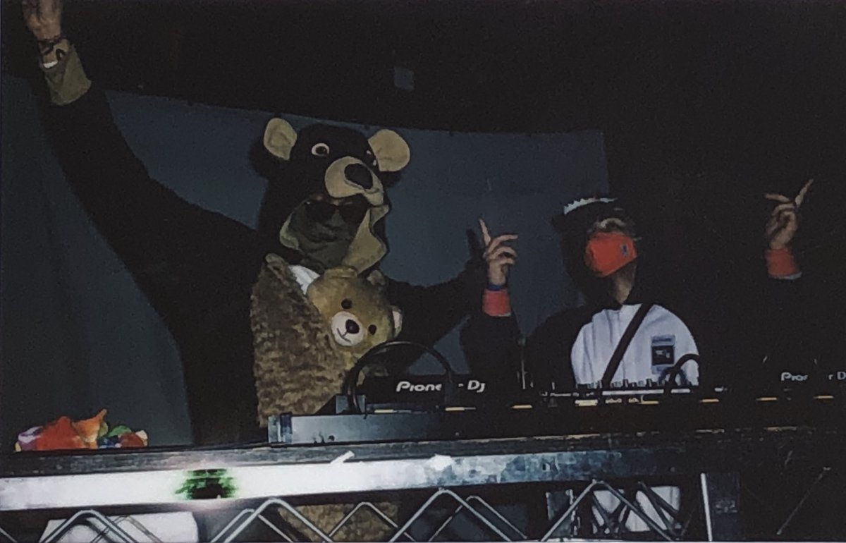 PUT YA HANDS IN THE AIR LIKE YOU JUST DON'T CARE!!! 🐺🐻 #FOFOFADI