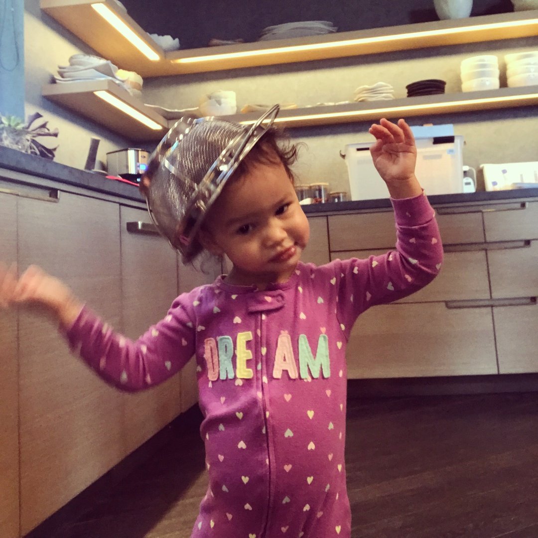 HoneydippedCos's tweet photo. @chrissyteigen is our next #MomOfTheDay 💕 As one of the most entertaining moms w/ some of the best clapbacks & tasty recipies, everyone loves to keep up with her! We also love the hilarious pics & vids she shares of her husband @johnlegend, Luna, & their baby on the way🧡 https://t.co/qyazsqbjuV