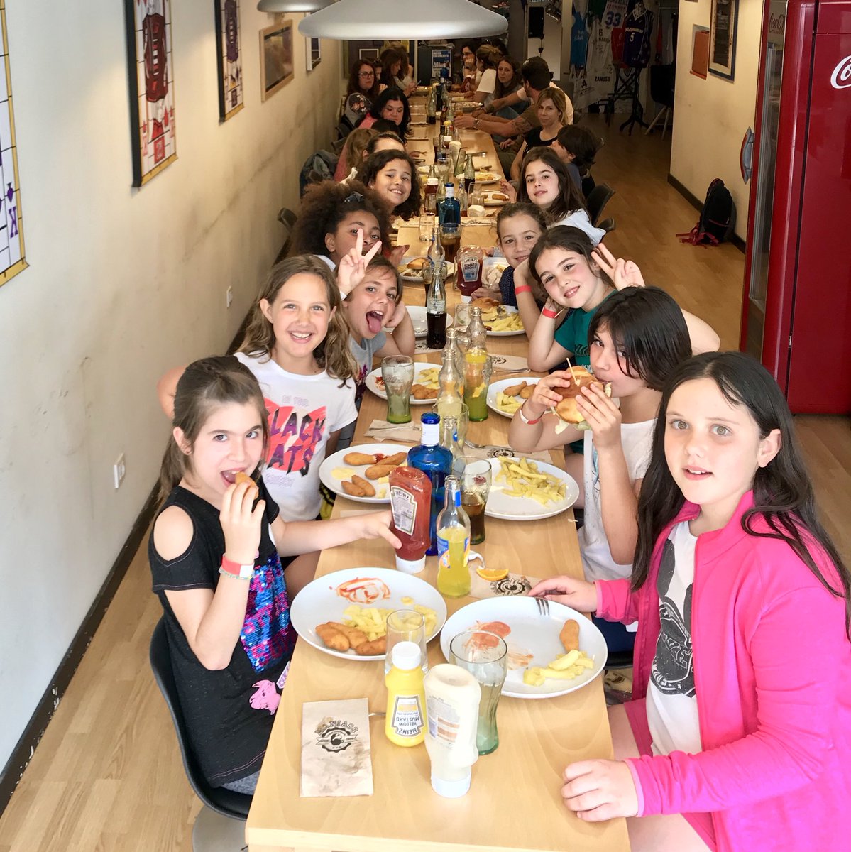 esporlesbc's tweet photo. PREMINI FEMENÍ | Les Preminis han tengut un dia ben complet. Partit amb @CBMadreAlberta, visita al @palmajump i dinar familiar amb la meravellosa atenció i servei de @maniacscafe.
Lamentar la lesió de na Llucia, que s’ha romput l’húmer. A recuperar-se bé i aviat!
#123Esporles https://t.co/ogFjzRjCXN