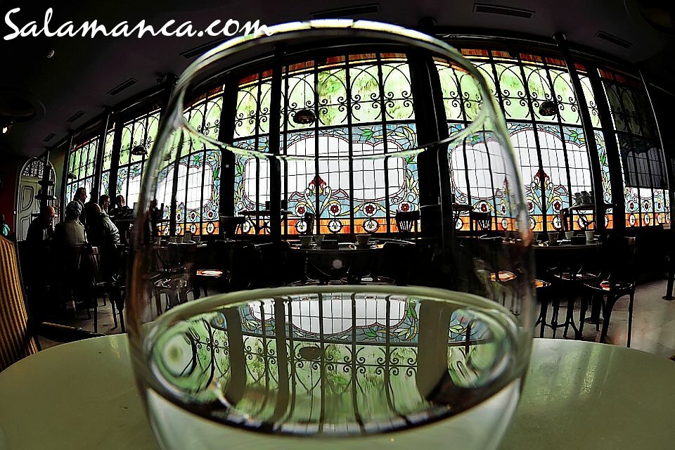 Salamancadotcom's tweet photo. #Salamanca, @museocasalis para beberse en sorbos de colores #Foto #Photo https://t.co/3gUBdbtSOz https://t.co/BOH3WlhNxd