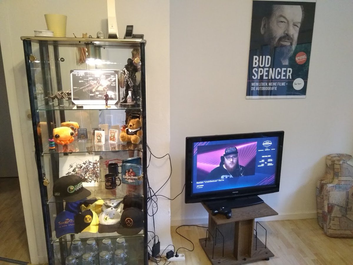 #friendshipshowdown Gediegen auf dem Sofa. Basti macht sich gut neben Bud! <a href="/UnskilledCast/">Bastian "Unskilledcast"</a> <a href="/Turtle_eSport/">Turtle eSport 🐢</a>