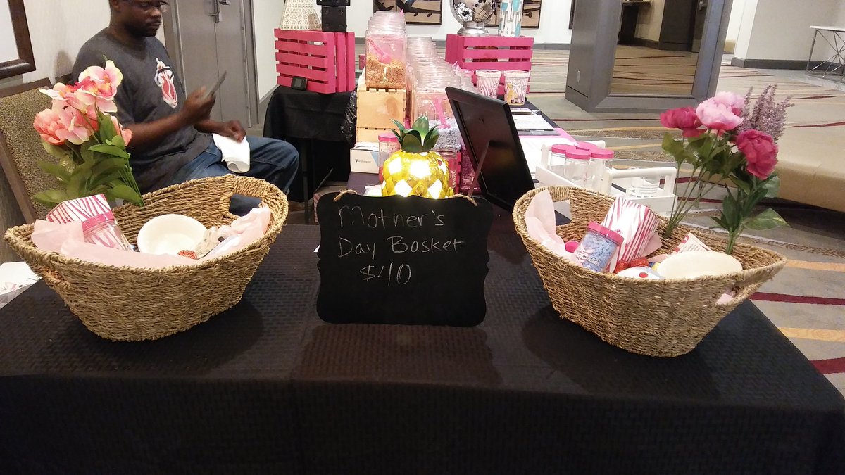PZchristinab's tweet photo. Great last minute Mother's Day Event!! Selling out of candles &amp; jars!  #hotitems #sprinklebar #sprinkles #shades #warmers #soldout #lastminute #ezpz https://t.co/FWMNoCmw1L