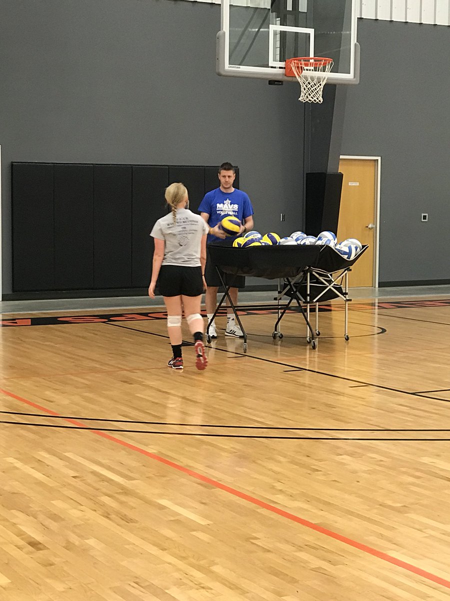tonyahaga's tweet photo. @paitonhaga12 is a lucky girl to have such awesome training and support on and off the court!! 8 am private lesson and then open gym at 11 am. #hardworksworks #Mavfamily #youshouldplayhere @ICT_MAVS @beaujbarnthson https://t.co/5xkfG4HWiJ