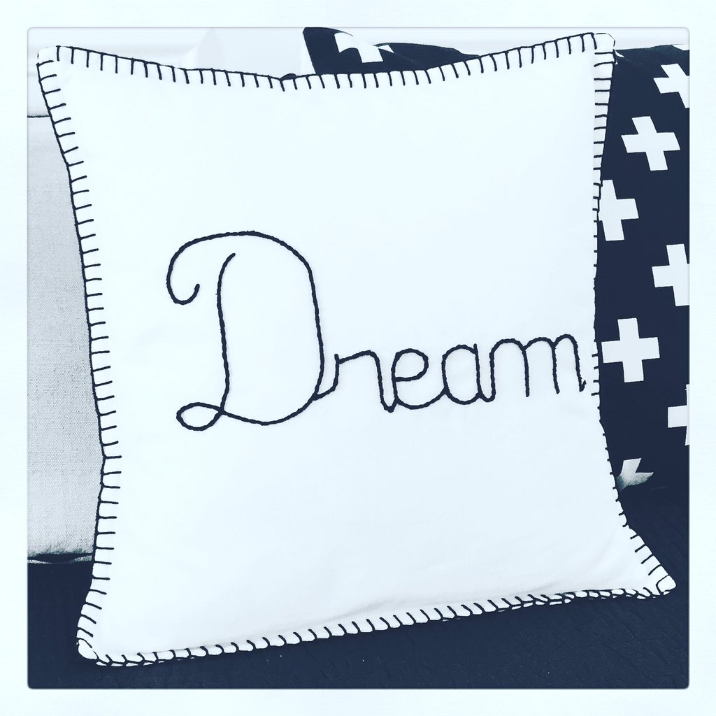 store_FaCha's tweet photo. Nouvelle collection Dream noir coton brodé à la main - existe en 7 coloris. En vente privée prochainement. #facha #amour #coussin #coussinamour #venteprivee #collectionfacha https://t.co/O2eFrPW2lt
