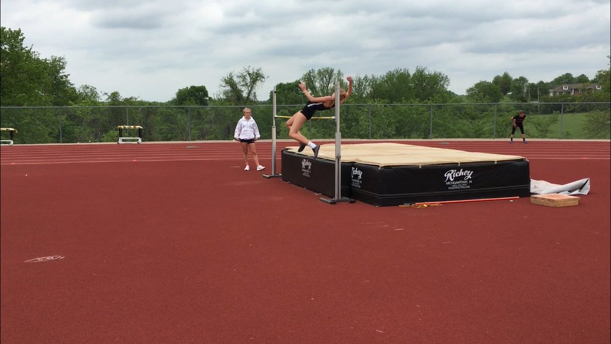 TylerRickard's tweet photo. Congrats to Callie (4’10”, 1st) and Grace (4’10”, T-3rd) on qualifying for Sectionals next week! #4for4 @BulldogsKHS @KHS_TV @kearneygtf https://t.co/nvOAF4x6Km