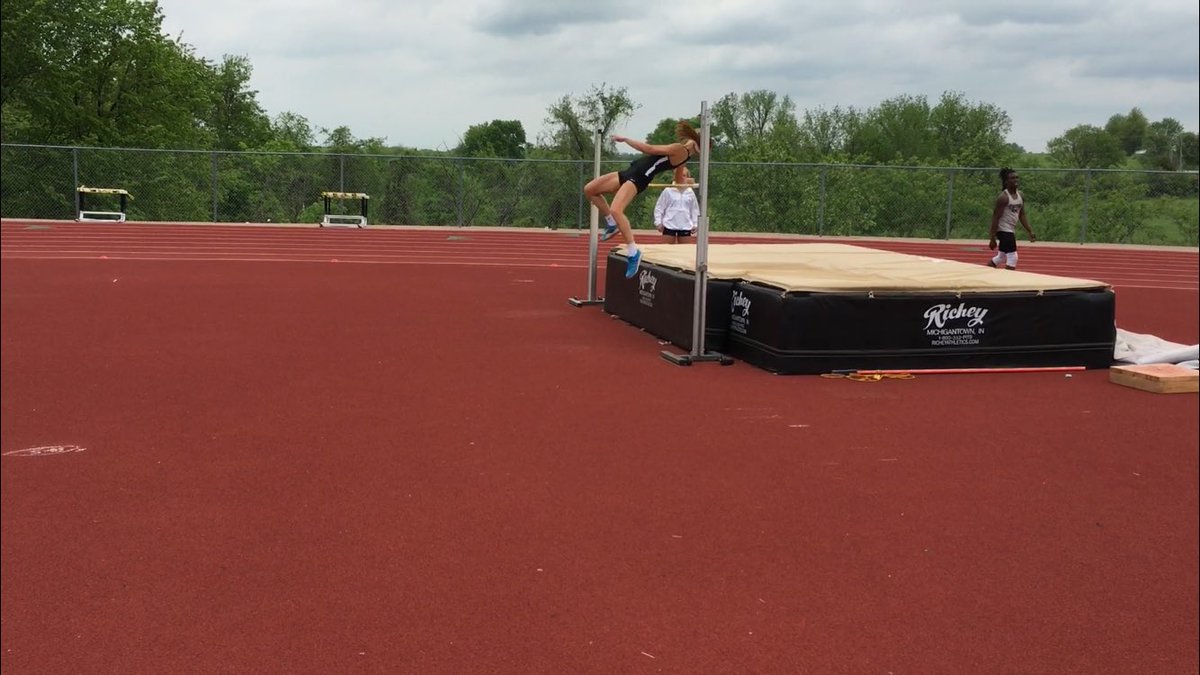 TylerRickard's tweet photo. Congrats to Callie (4’10”, 1st) and Grace (4’10”, T-3rd) on qualifying for Sectionals next week! #4for4 @BulldogsKHS @KHS_TV @kearneygtf https://t.co/nvOAF4x6Km