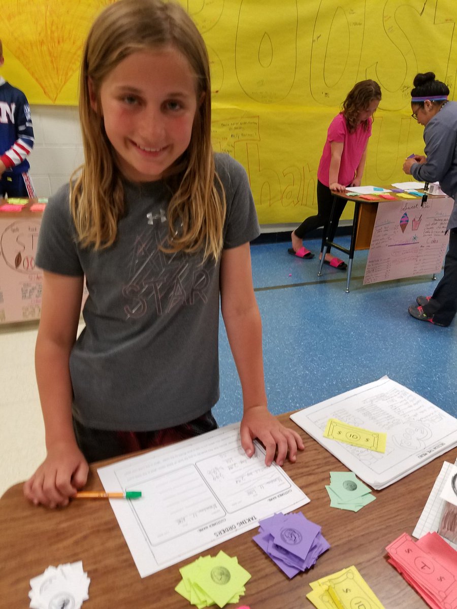GeringBulldogs's tweet photo. Fourth graders from @ElementaryGeil got some work in providing excellent customer service and counting back exact change during their food truck activity. Great job 4th grade! https://t.co/Az6AGfV36Q