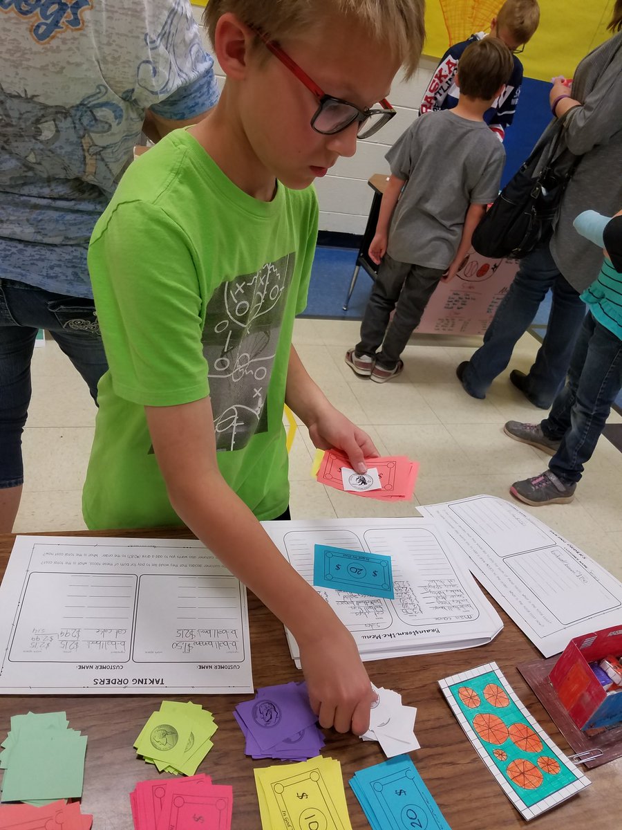 GeringBulldogs's tweet photo. Fourth graders from @ElementaryGeil got some work in providing excellent customer service and counting back exact change during their food truck activity. Great job 4th grade! https://t.co/Az6AGfV36Q